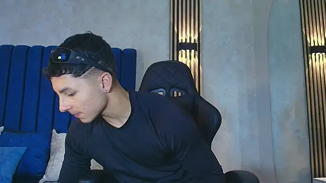 Snapshot of Noah_Clarkk chatting on June 12, 5:34 pm Noah Clarkk online show from June 12, 5:34 pm