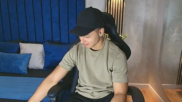 Snapshot of Noah_Clarkk chatting on June 23, 5:44 pm Noah Clarkk online show from June 23, 5:44 pm