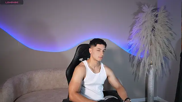 Snapshot of Noah_Clarkk chatting on July 6, 5:37 pm Noah Clarkk online show from July 6, 5:37 pm