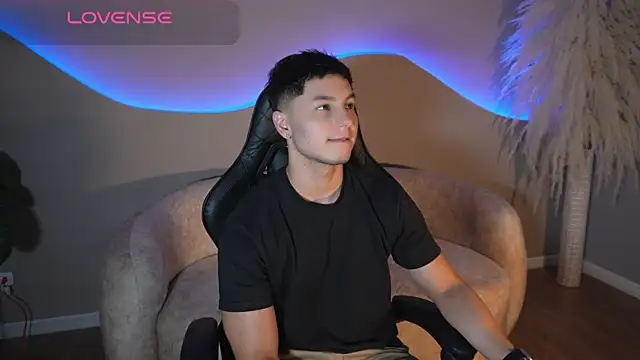 Snapshot of Noah_Clarkk chatting on July 13, 5:49 pm Noah Clarkk online show from July 13, 5:49 pm
