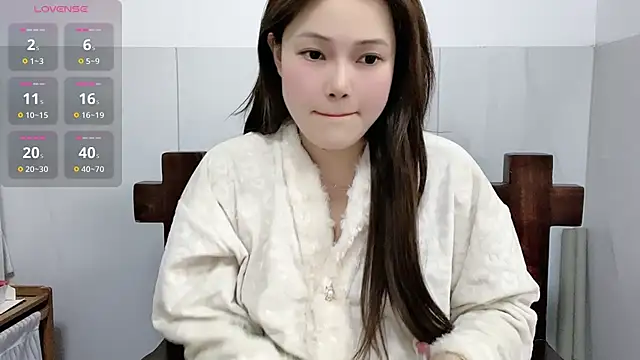 Snapshot of Mona-u chatting on February 10, 10:52 am Mona-u online show from February 10, 10:52 am