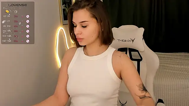 Snapshot of annie_kits chatting on February 15, 11:12 pm annie kits online show from February 15, 11:12 pm