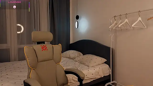 fallin lovee online show from February 12, 9:10 pm