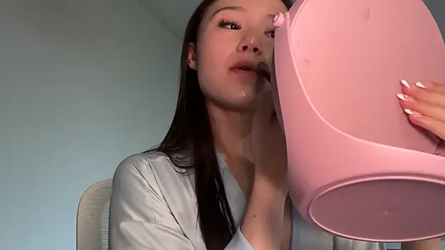 Snapshot of luvvivii chatting on June 23, 4:38 pm luvvivii online show from June 23, 4:38 pm