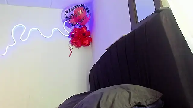 Lili Evanss online show from March 13, 6:25 pm