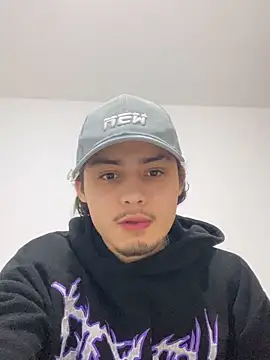 Snapshot of Tyron_1228 chatting on December 20, 6:42 am Tyron 1228 online show from December 20, 6:42 am