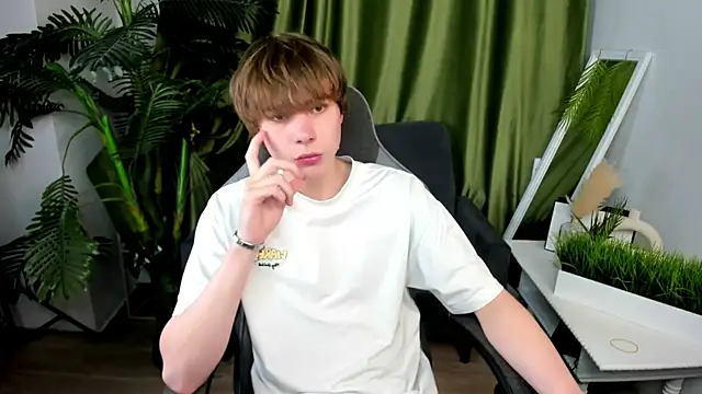 Snapshot of andyyzzz chatting on June 25, 7:07 pm andyyzzz online show from June 25, 7:07 pm
