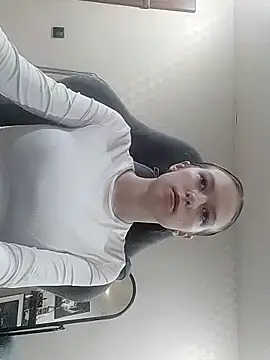 Snapshot of Yzi chatting on December 22, 8:33 am Yzi online show from December 22, 8:33 am