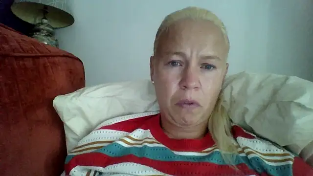 Snapshot of jennyblondeuk chatting on July 24, 5:44 pm jennyblondeuk online show from July 24, 5:44 pm