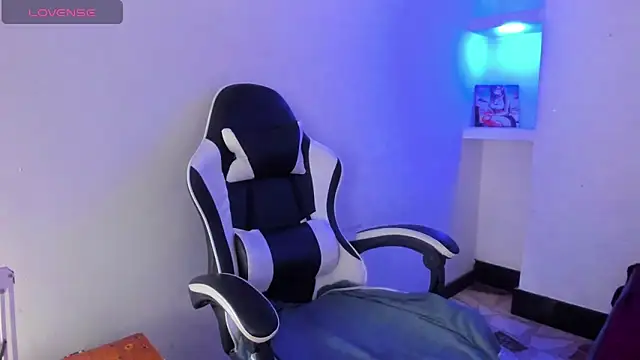 ashley-17 online show from March 6, 4:42 am