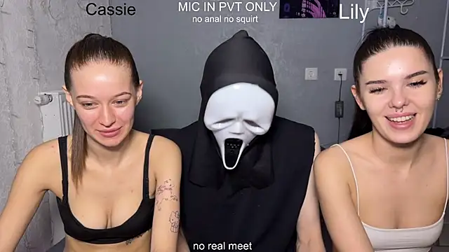 Snapshot of girls_secrets chatting on March 31, 10:37 am girls secrets online show from March 31, 10:37 am
