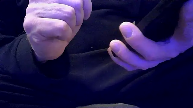 Snapshot of pipino76 chatting on December 21, 9:33 pm pipino76 online show from December 21, 9:33 pm