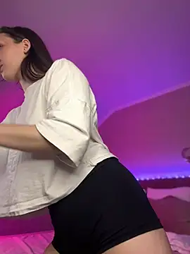 Snapshot of LuxBrunette_ chatting on February 9, 5:22 am LuxBrunette online show from February 9, 5:22 am