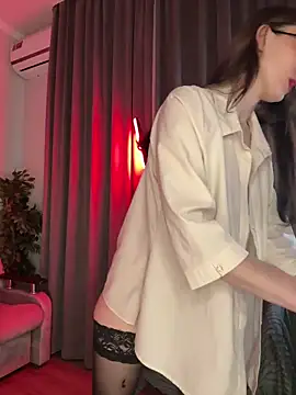 Snapshot of LuxBrunette_ chatting on March 16, 5:44 am LuxBrunette online show from March 16, 5:44 am