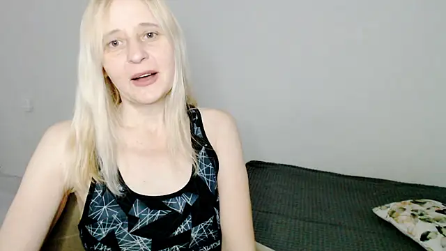Snapshot of MiLenaMilf chatting on February 14, 3:43 am MiLenaMilf online show from February 14, 3:43 am