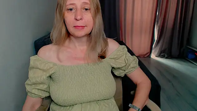 Snapshot of MiLenaMilf chatting on June 9, 6:25 am MiLenaMilf online show from June 9, 6:25 am
