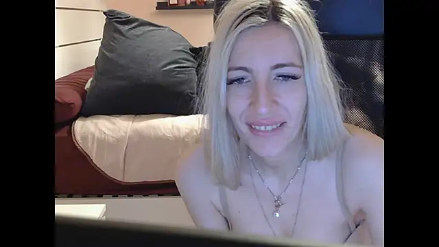 Snapshot of BarbieBlondieGirl chatting on January 17, 5:45 am BarbieBlondieGirl online show from January 17, 5:45 am