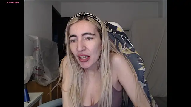 Snapshot of BarbieBlondieGirl chatting on May 18, 2:12 pm BarbieBlondieGirl online show from May 18, 2:12 pm