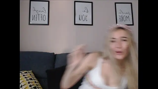 Snapshot of BarbieBlondieGirl chatting on June 8, 10:15 am BarbieBlondieGirl online show from June 8, 10:15 am