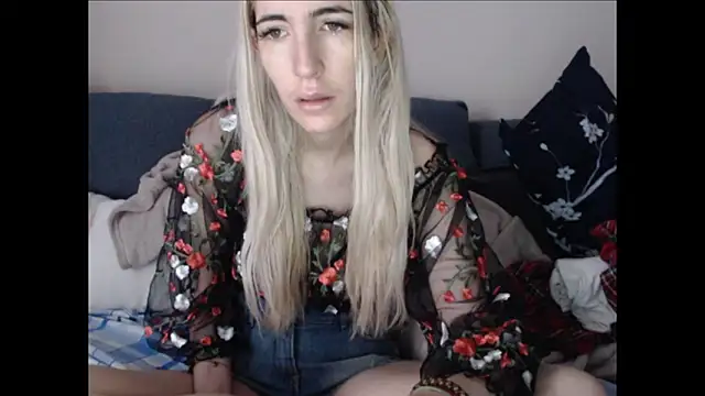 Snapshot of BarbieBlondieGirl chatting on June 11, 8:23 am BarbieBlondieGirl online show from June 11, 8:23 am
