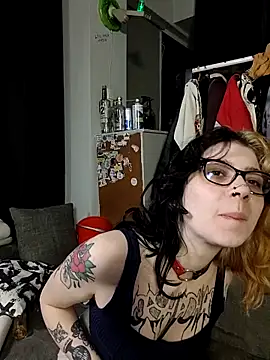 Snapshot of whatevaandissues chatting on April 13, 12:05 am whatevaandissues online show from April 13, 12:05 am