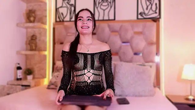 Snapshot of Sophieh_Sweet chatting on February 9, 10:03 pm Sophieh Sweet online show from February 9, 10:03 pm