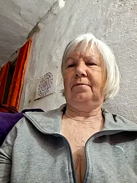 Snapshot of KlaudiaDarling chatting on May 8, 10:48 pm KlaudiaDarling online show from May 8, 10:48 pm