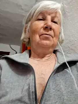 Snapshot of KlaudiaDarling chatting on May 9, 6:57 pm KlaudiaDarling online show from May 9, 6:57 pm