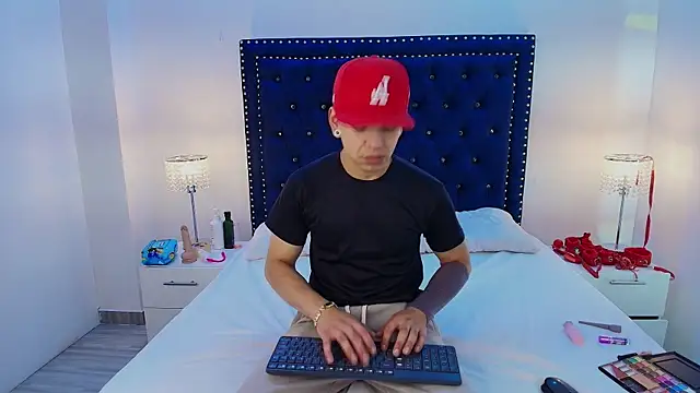 Snapshot of Jaden_and_sofia chatting on May 9, 3:23 am Jaden and sofia online show from May 9, 3:23 am
