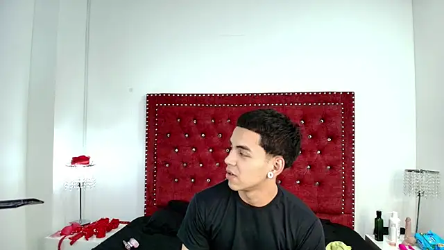 Snapshot of Jaden_and_sofia chatting on May 14, 3:02 am Jaden and sofia online show from May 14, 3:02 am