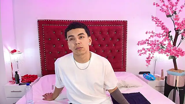 Snapshot of Jaden_and_sofia chatting on May 17, 3:04 am Jaden and sofia online show from May 17, 3:04 am