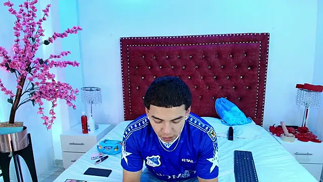 Snapshot of Jaden_and_sofia chatting on May 27, 3:14 am Jaden and sofia online show from May 27, 3:14 am