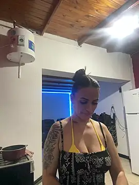 Snapshot of donatella07 chatting on January 12, 12:16 am donatella07 online show from January 12, 12:16 am