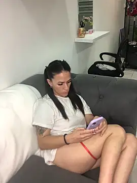 Snapshot of donatella07 chatting on February 6, 12:59 am donatella07 online show from February 6, 12:59 am