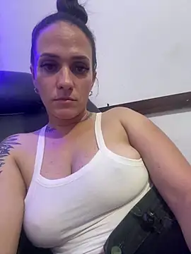 Snapshot of donatella07 chatting on February 19, 2:40 am donatella07 online show from February 19, 2:40 am