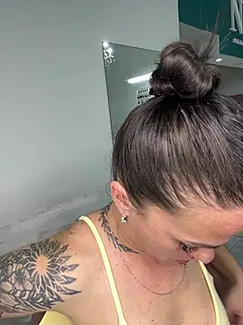 Snapshot of donatella07 chatting on March 14, 2:28 am donatella07 online show from March 14, 2:28 am