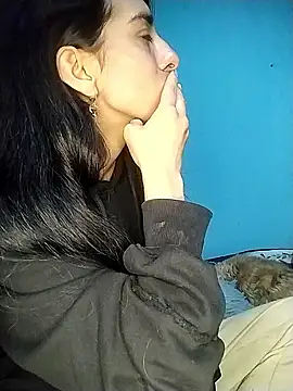 Snapshot of Alma_Kieran chatting on January 11, 12:04 am Alma Kieran online show from January 11, 12:04 am