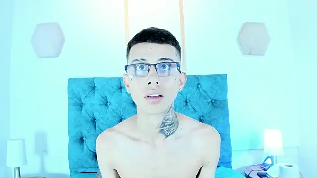 Snapshot of asher_lux chatting on July 10, 7:38 pm asher lux online show from July 10, 7:38 pm
