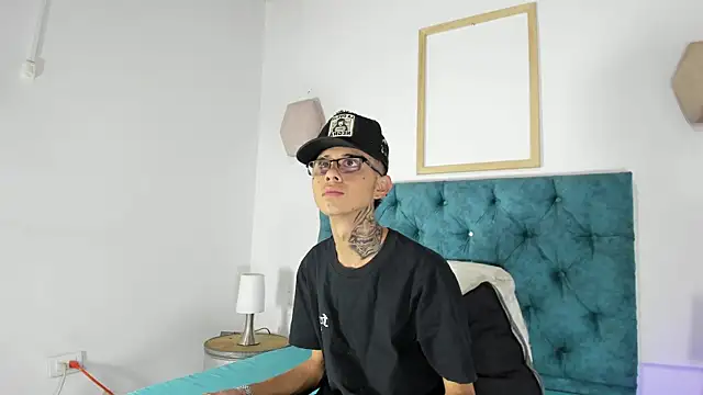 Snapshot of asher_lux chatting on July 18, 7:39 pm asher lux online show from July 18, 7:39 pm