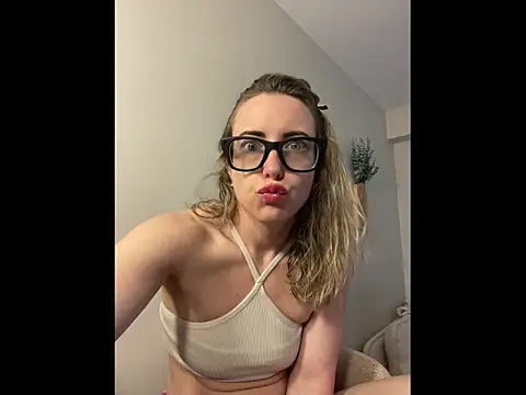 Snapshot of Ambrrr chatting on June 10, 10:52 pm Ambrrr online show from June 10, 10:52 pm