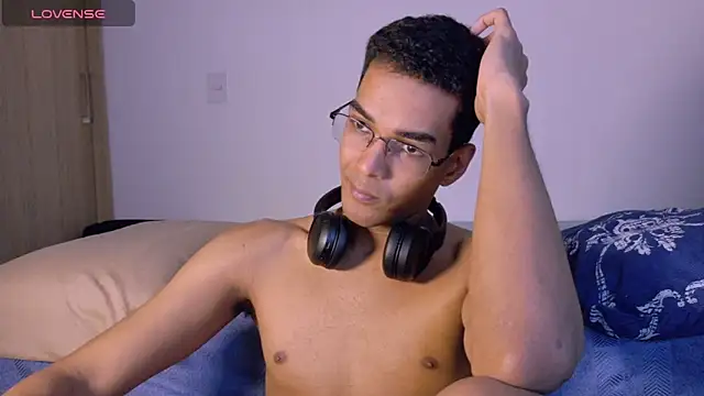 Snapshot of Pikashu7u7 chatting on March 12, 4:07 am Pikashu7u7 online show from March 12, 4:07 am