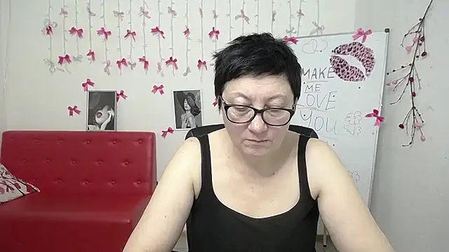 EmilyL0ve online show from February 23, 7:33 pm