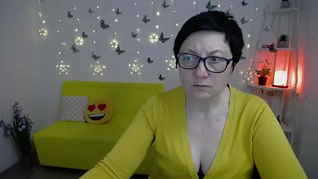 EmilyL0ve online show from April 16, 9:39 pm