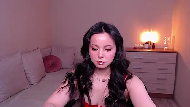 lia hetty online show from April 28, 2:00 pm