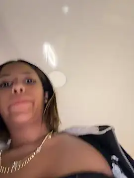 Snapshot of vicky_bass_ chatting on June 24, 1:48 am vicky bass online show from June 24, 1:48 am