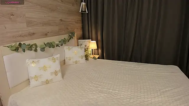 Snapshot of BlondeHott chatting on February 2, 7:18 am BlondeHott online show from February 2, 7:18 am