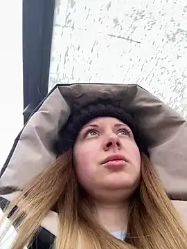 Snapshot of BlondeHott chatting on February 6, 6:51 am BlondeHott online show from February 6, 6:51 am