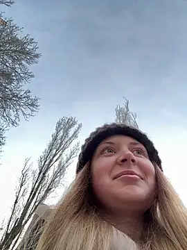 Snapshot of BlondeHott chatting on February 23, 5:05 am BlondeHott online show from February 23, 5:05 am