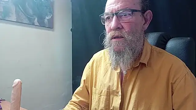 Snapshot of Uncle_Hottie chatting on April 9, 5:07 pm Uncle Hottie online show from April 9, 5:07 pm