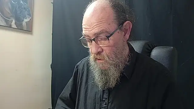 Snapshot of Uncle_Hottie chatting on April 11, 5:28 pm Uncle Hottie online show from April 11, 5:28 pm